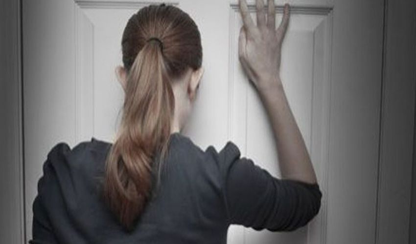 Inwoner van Montfoort voor een deur die achter haar dichtviel Inwoner van Montfoort voor een deur die achter haar dichtviel